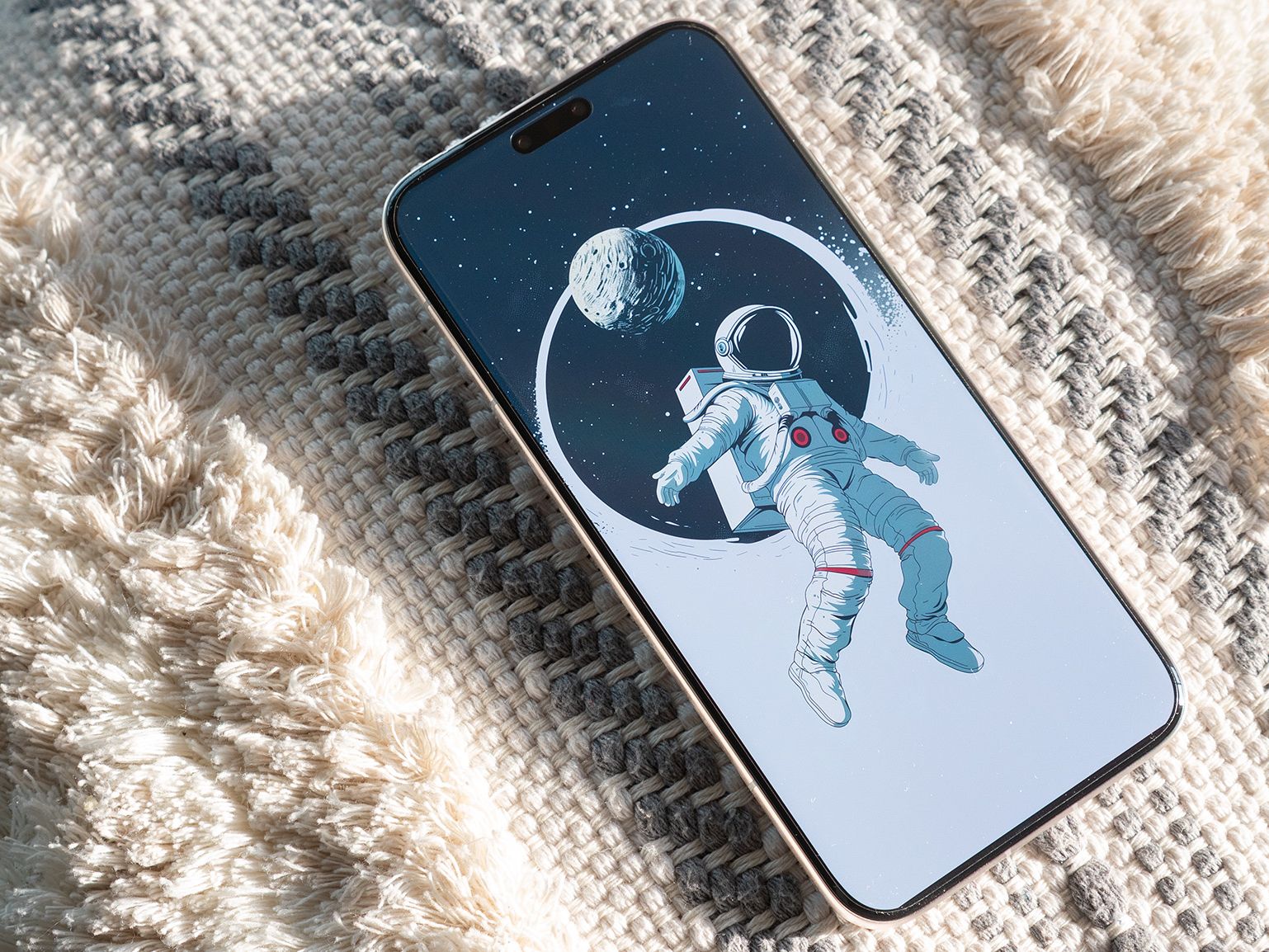 Tech News Wrap: Samsung's creaseless display, Motorola's bold CES