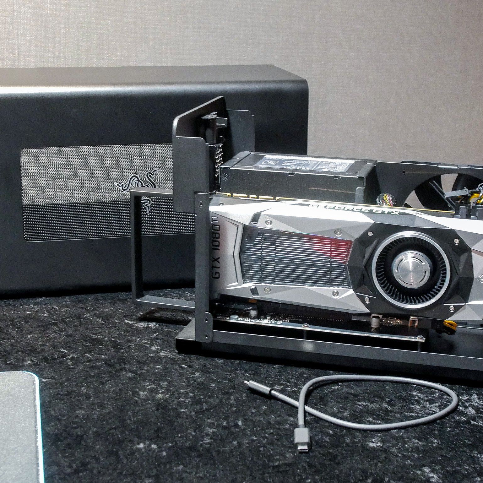 Razer Core X レーザーコアX Amazon.co.jp: Razer Core X 外付けGPU(eGPU)BOX ThunderBolt 3