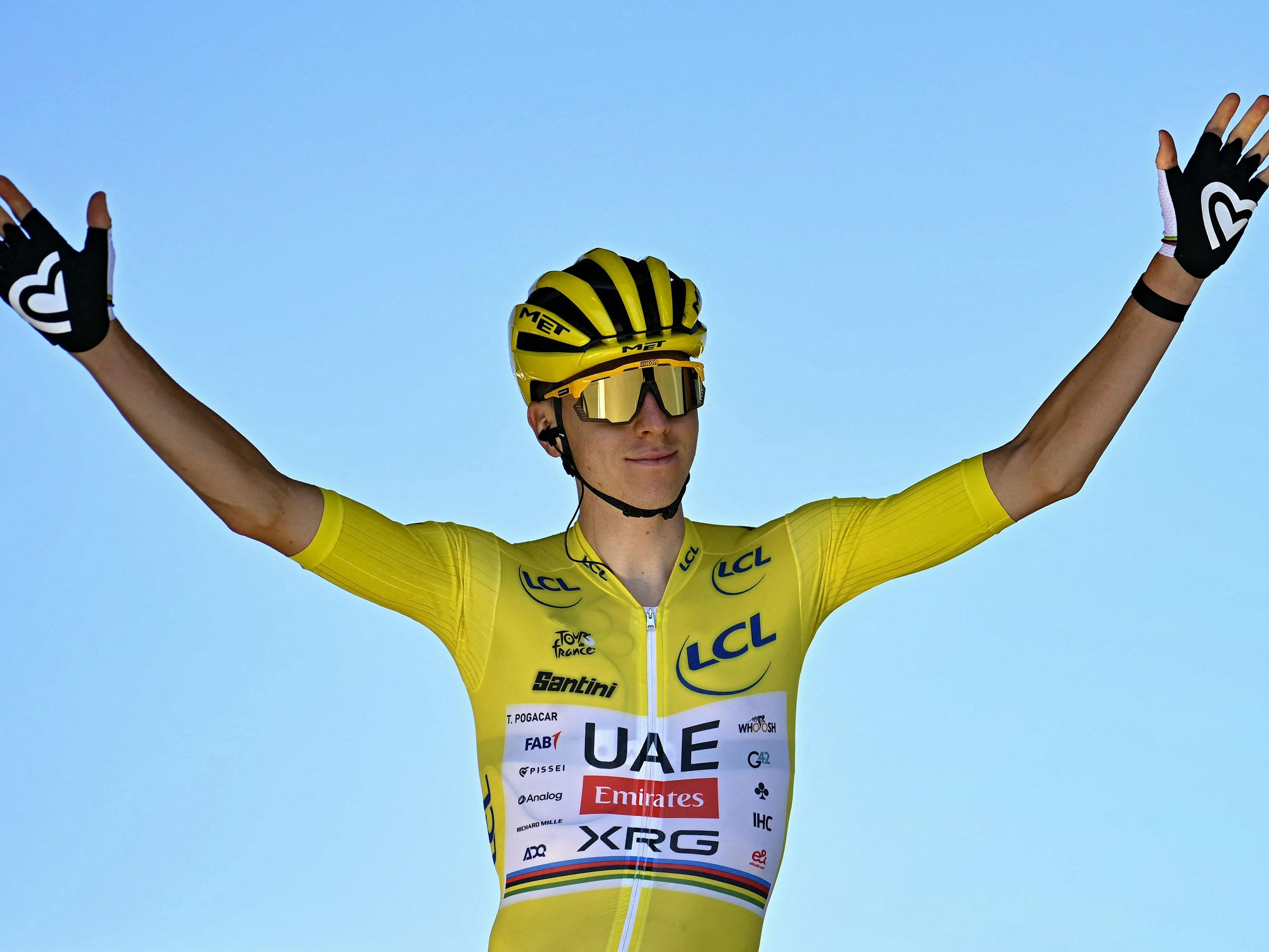 Tadej Pogacar célèbre le début réussi du Tour de France de l'équipe UAE Team Emirates - Creusot