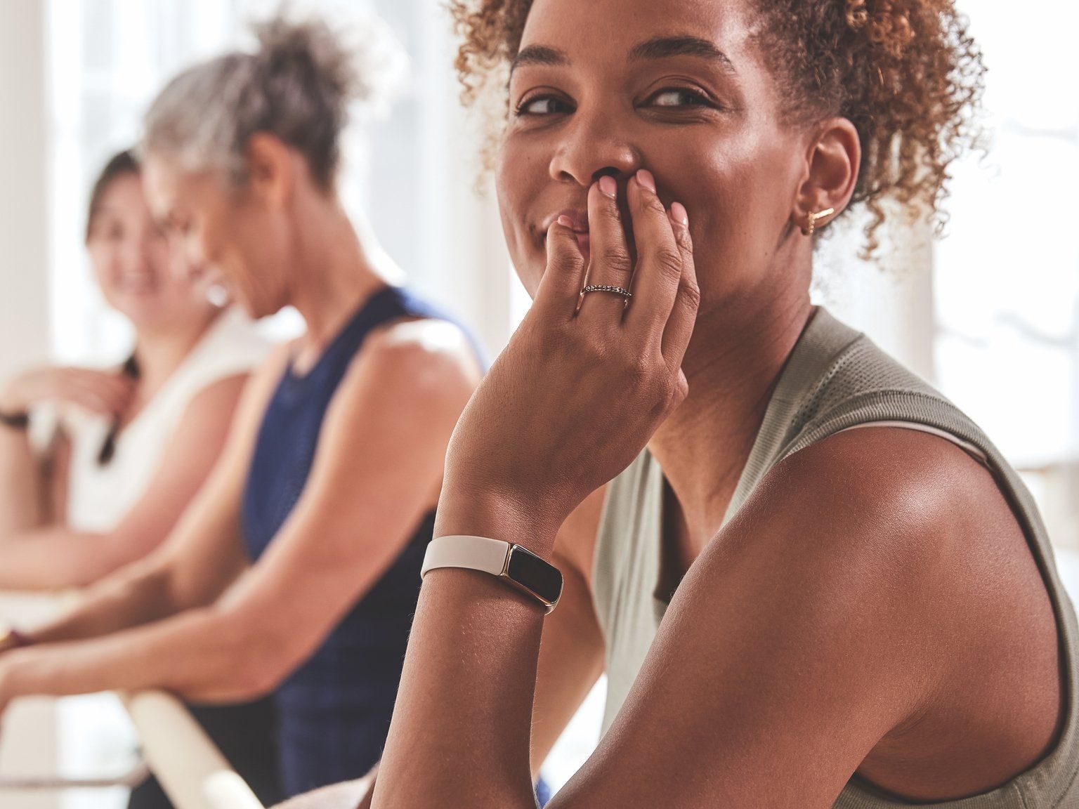 Fitbit Luxe 本体 New Fitbit Luxe is a wearable as smart as it is attractive