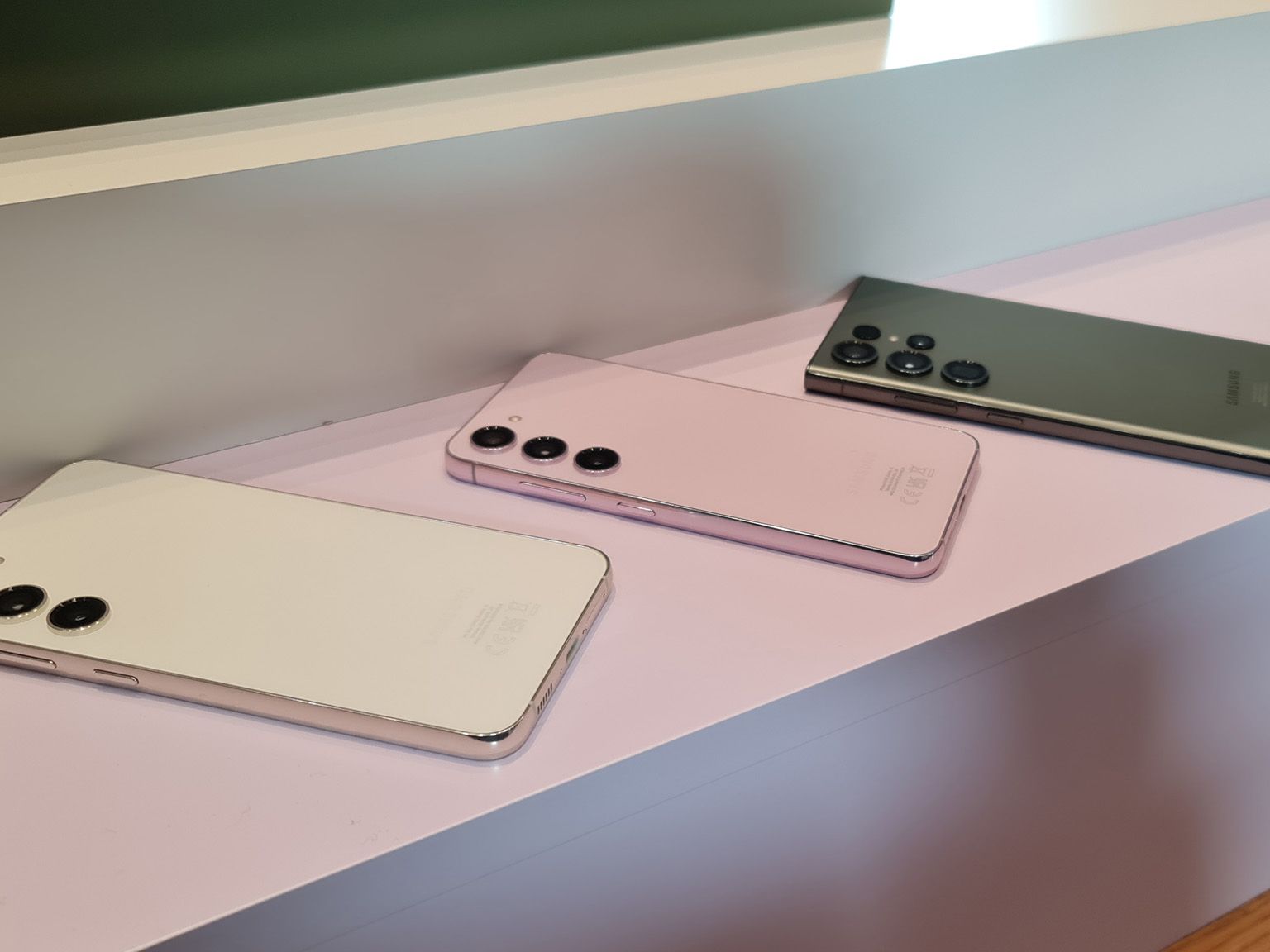 The sensibly-sized Samsung Galaxy S23 might free me from awkward The sensibly-sized Samsung Galaxy S23 might free me from awkward