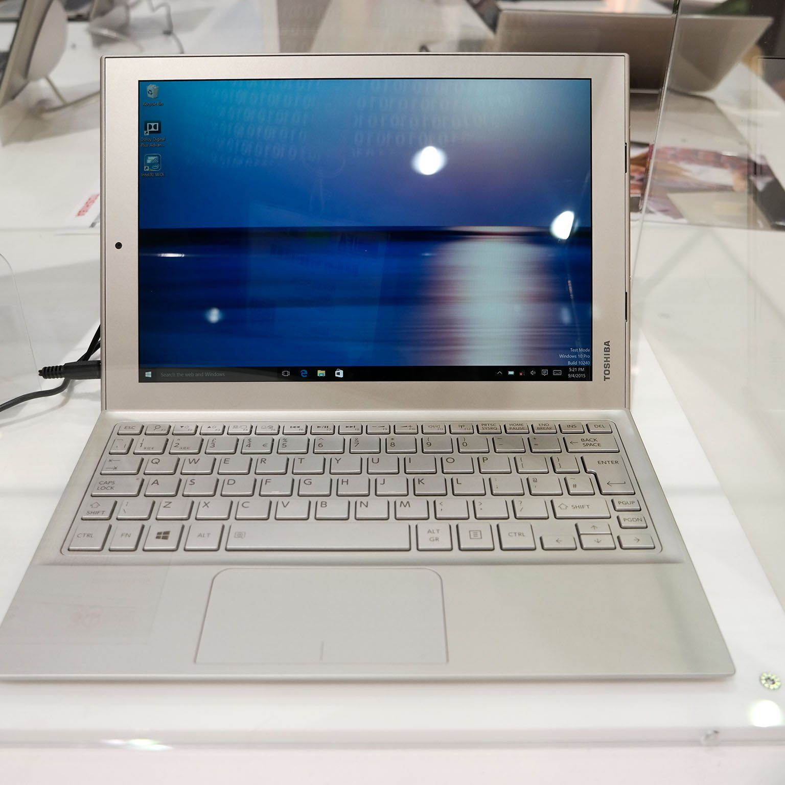 DynaBook❣Windows 10❣ This is Toshiba's latest Windows 10 2-in-1, the Dynabook | Windows