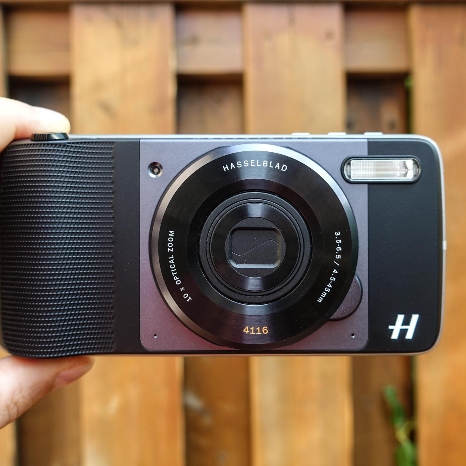 新品　Moto Mods Hasselblad 4116 True Zoom Hasselblad True Zoom Moto Mod hands-on preview: Digital