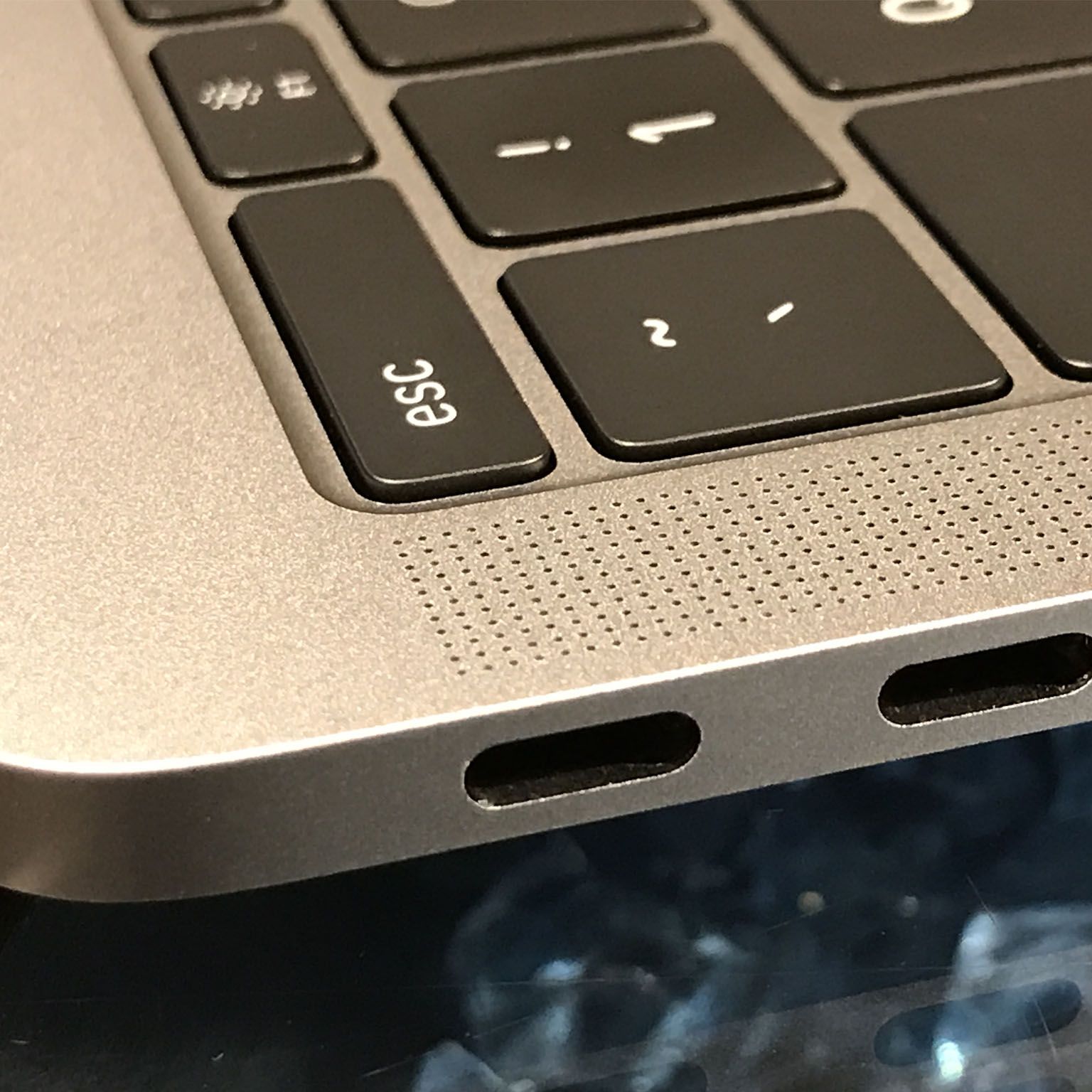 MacBook本体 MacBook Pro 2018 Thunderbolt 3 Ports All four Thunderbolt 3 ports in the 2018 13-inch MacBook Pro