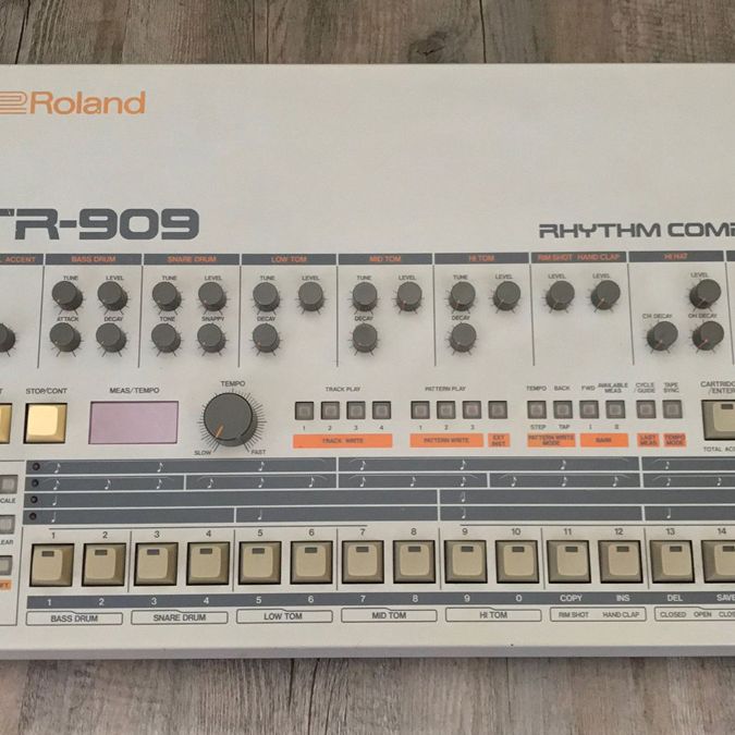 デドダム Daft Punk's TR-909 drum machine is up for sale and you can bid for