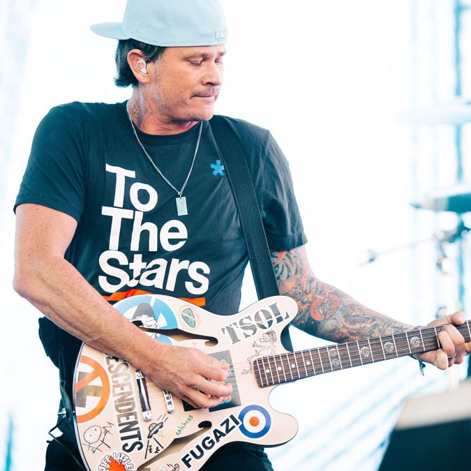 絶対的な信頼 Starcaster Fender DeLonge's Tom makes Blink-182 at debut 帽子