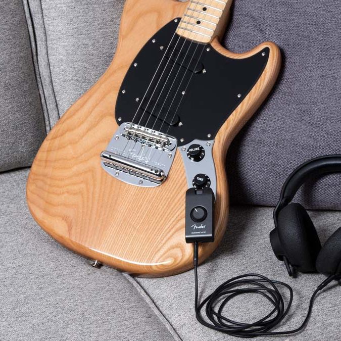Fender releases the Mustang Micro, a headphones guitar amplifier