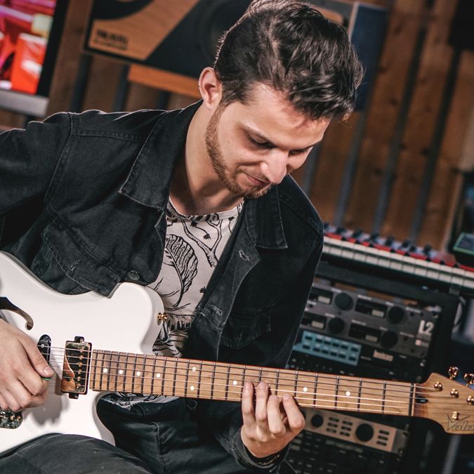 Vola teams up with Kaspar Jalily for signature semi-hollow
