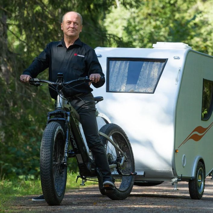 This tiny caravan is towed by your e-bike, and includes a bed, TV, fridge, and stove | Advnture