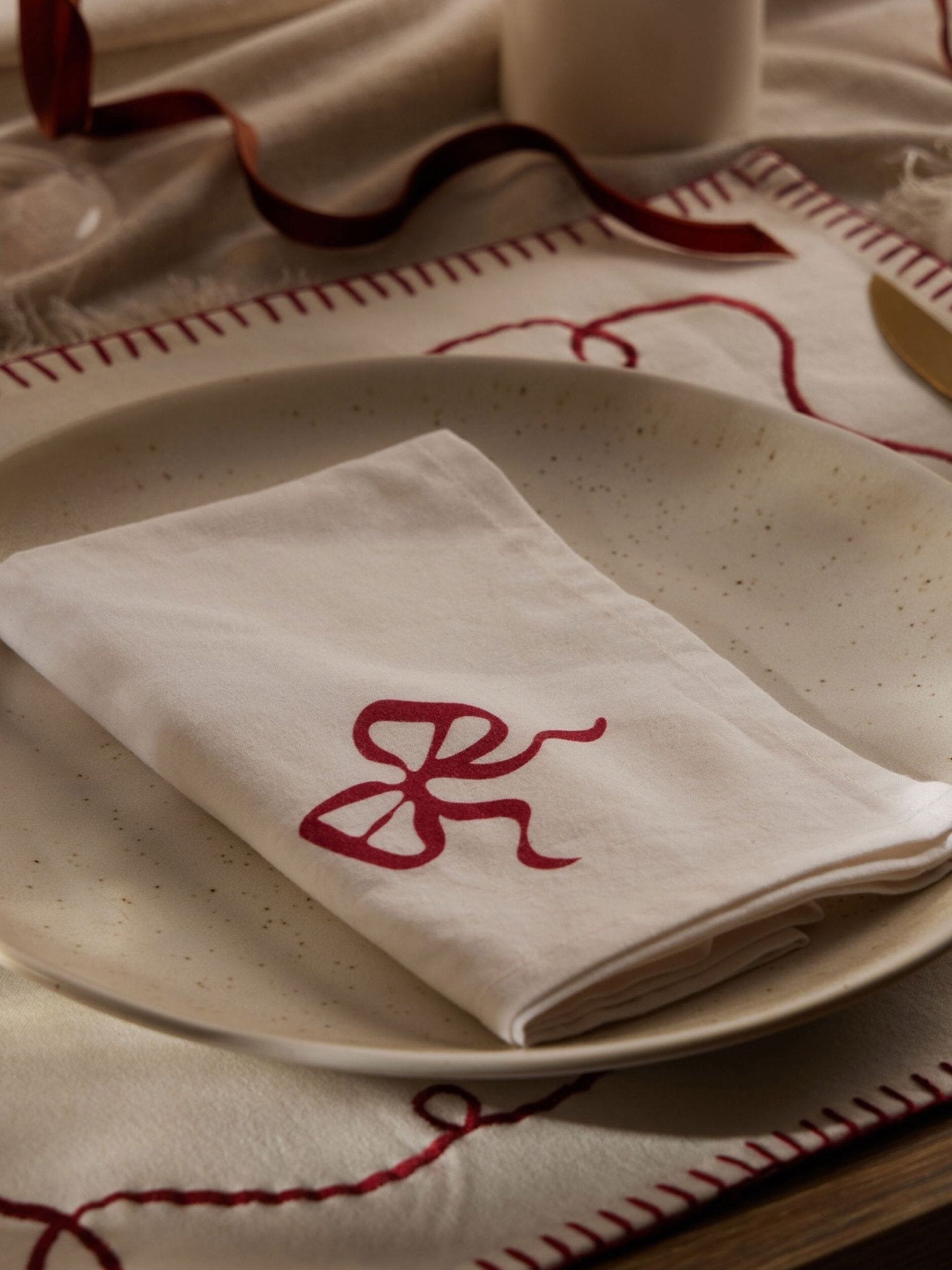 Christmas Bow Set of 4 Napkins 100% Cotton - Off White/ Red