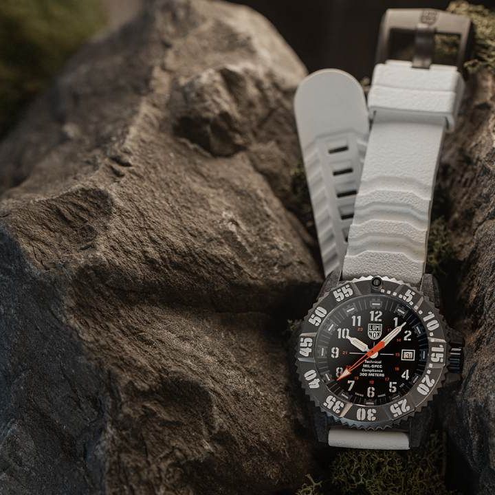 LUMINOX 3000　MIL-W-46374F Luminox's military-grade watch gets upgraded colour to help you