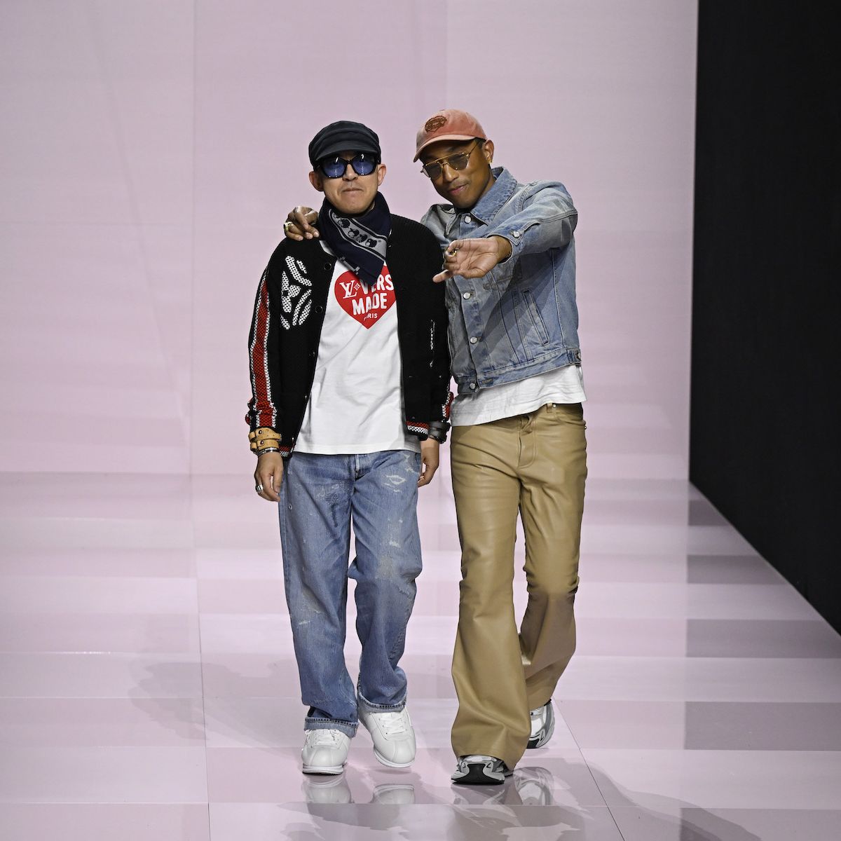 【NIGOコラボ /刺繍でポップに彩る】Louis Vuitton Tシャツ Pharrell collaborates with Nigo on Louis Vuitton A/W 2025