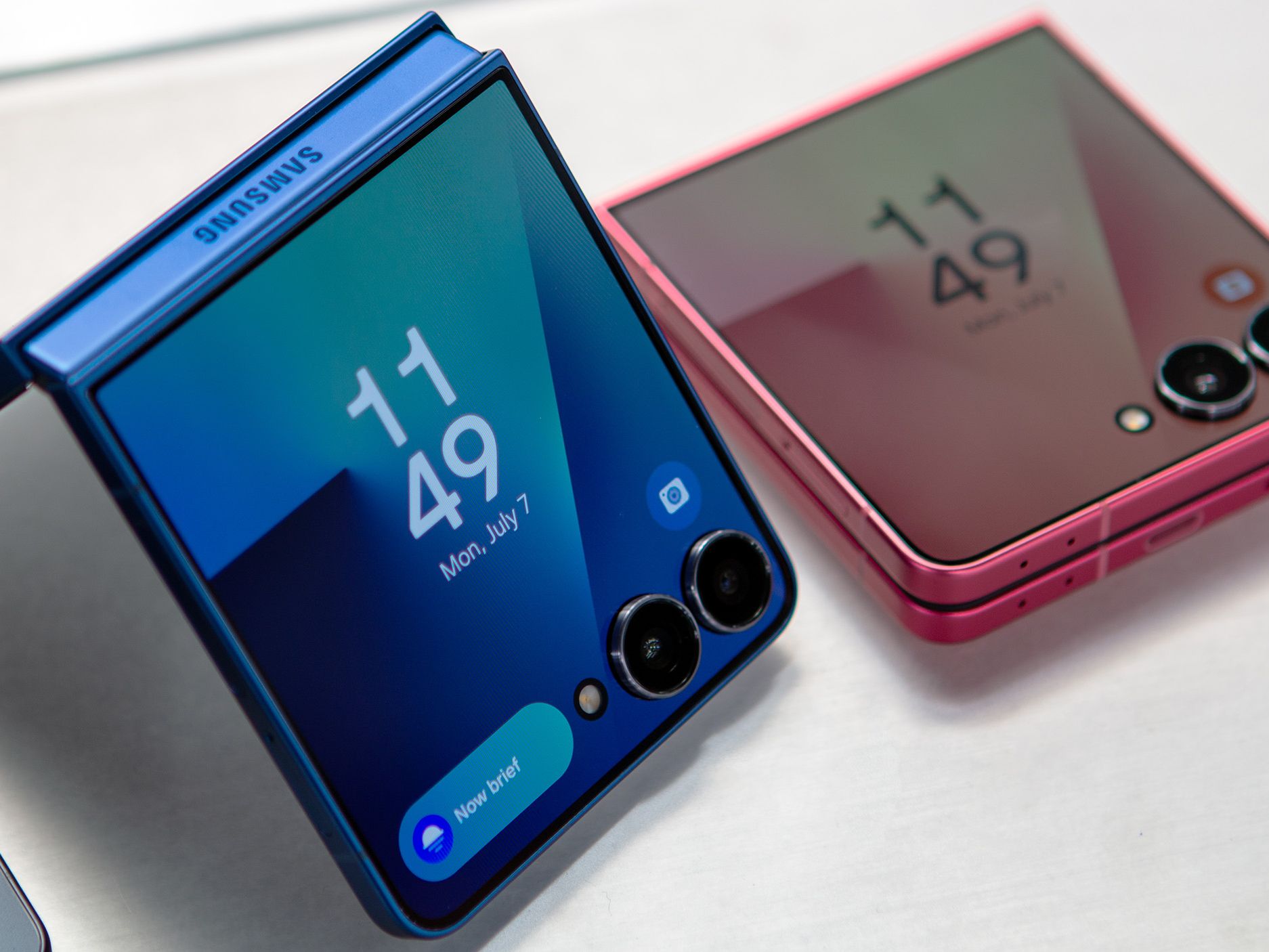 Samsung Galaxy Z flip 初代 SCV47 v44XM8Y6Pt3BB6FNFco756.jpg