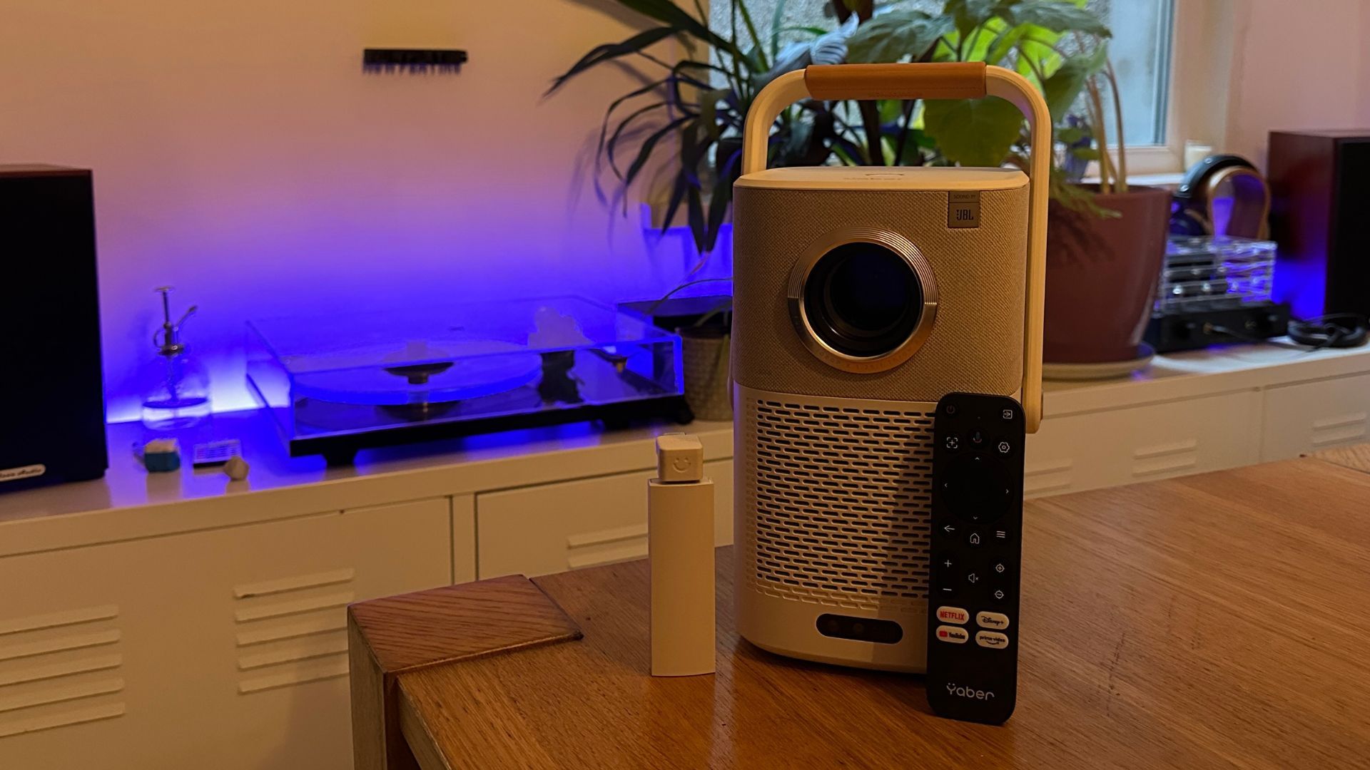 【新品未使用】Yaber Projector T2 Yaber Projector T2 Plus is an outdoor cinema device that thinks