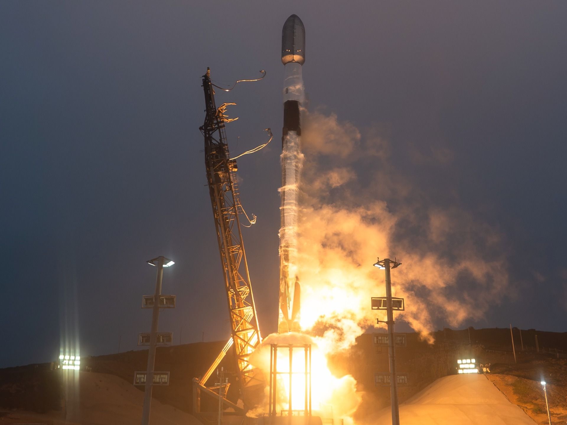 SpaceX launches 27 Starlink satellites to orbit from California