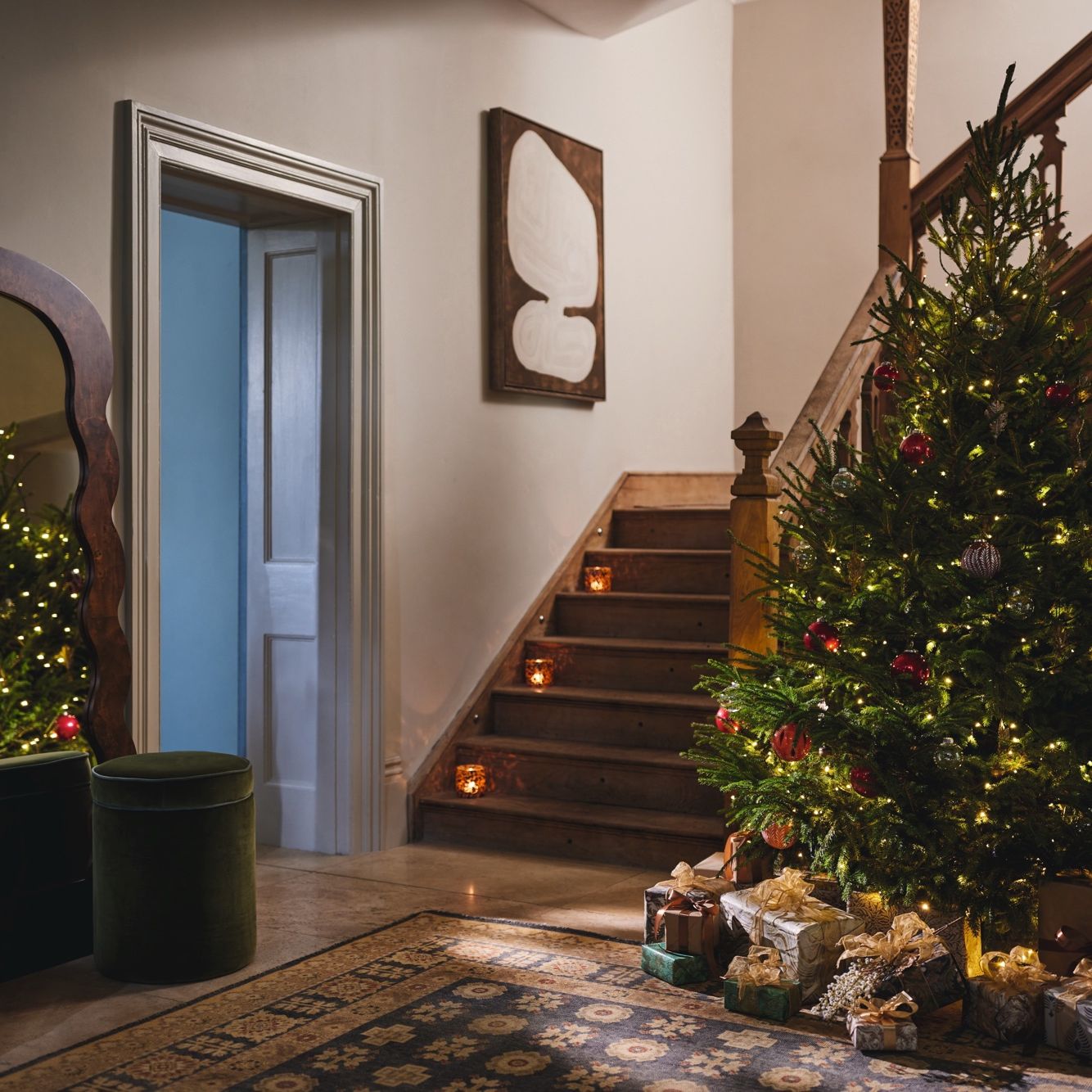 how to dress stairs for christmas 40 Beautiful Staircase Decorations For Christmas