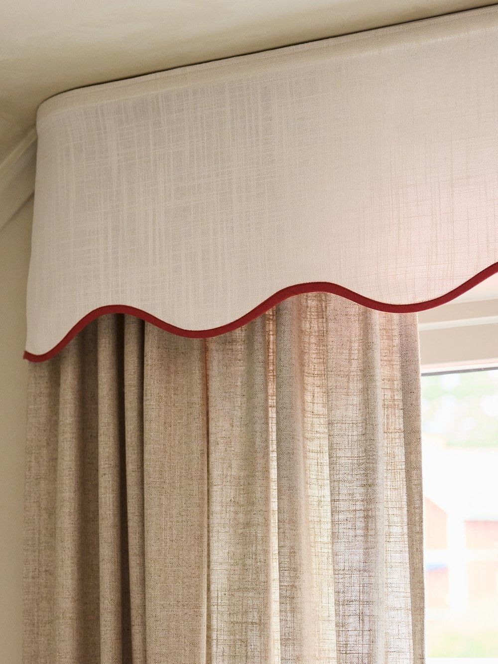 Made-To-Measure Scallop Valance Curved Finish