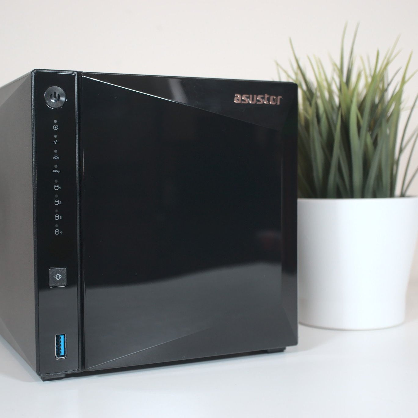 ASUSTOR AS5304T 4ベイ NAS LZTRdHG7RRe5yEBnhPff3o.jpg