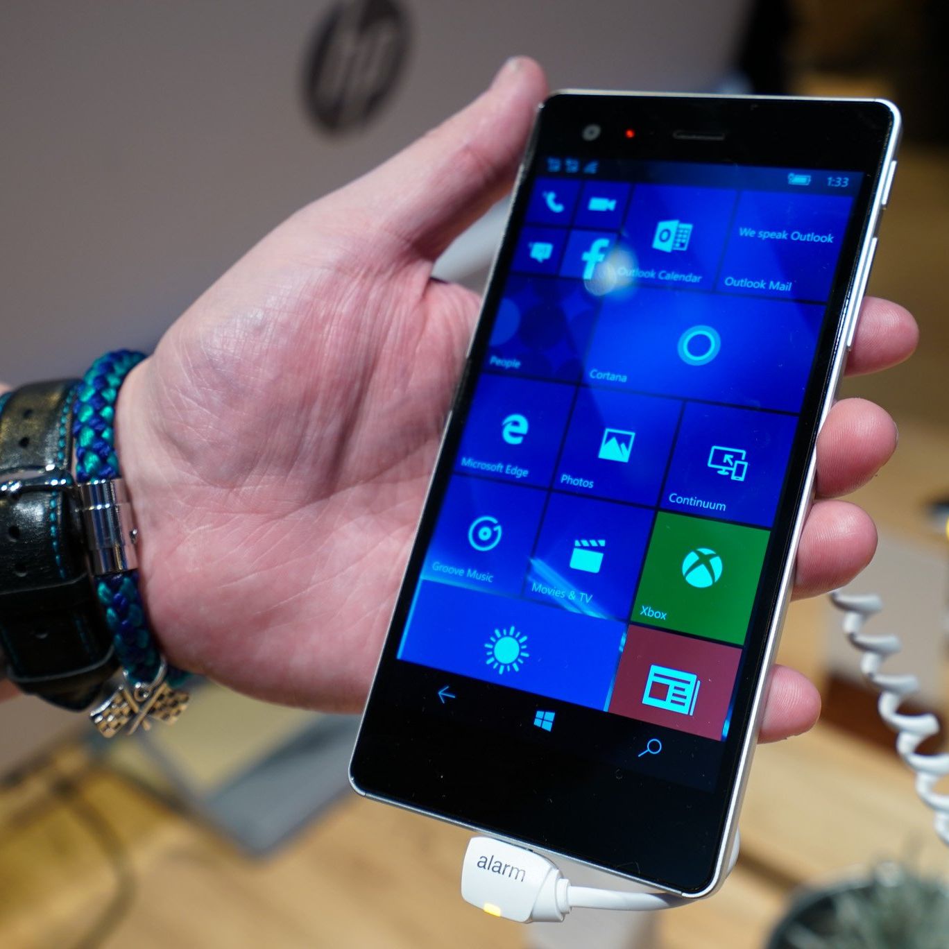 NuAns NEO　WindowsPhon The weirdest Windows phone in years comes from Japan | The Verge