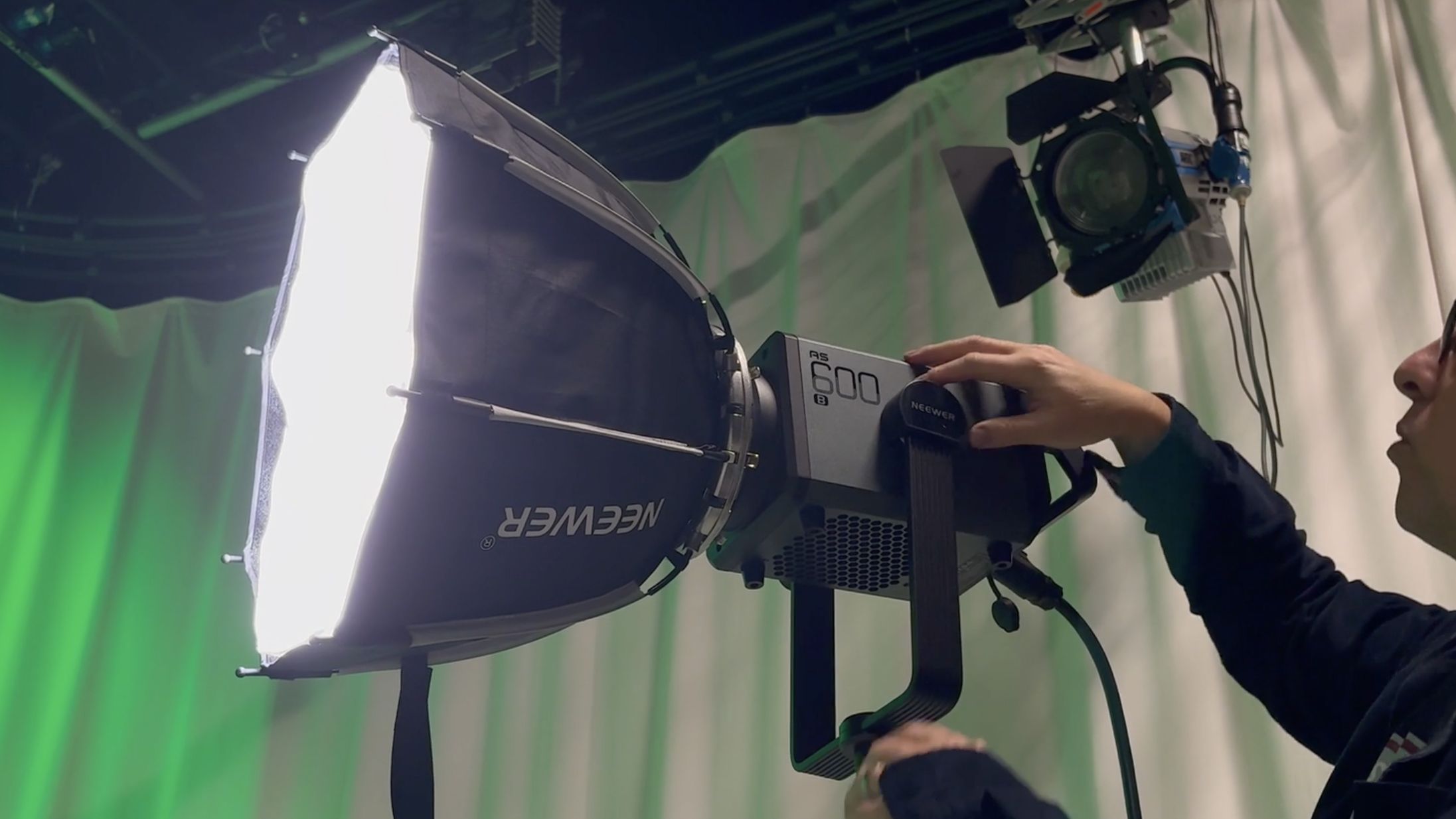 Neewer AS600B 600W Bi-colour LED video light review Neewer AS600B 600W Bi-colour LED video light review