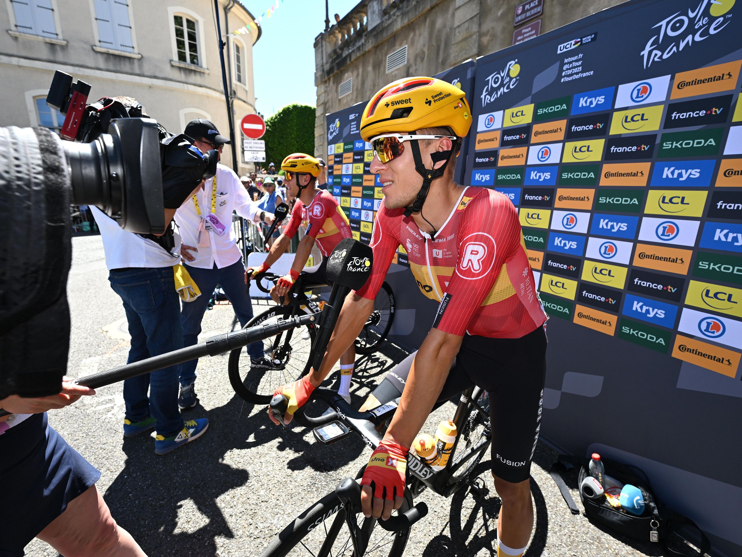 Tour de France GC rider given oxygen at the end of stage 16