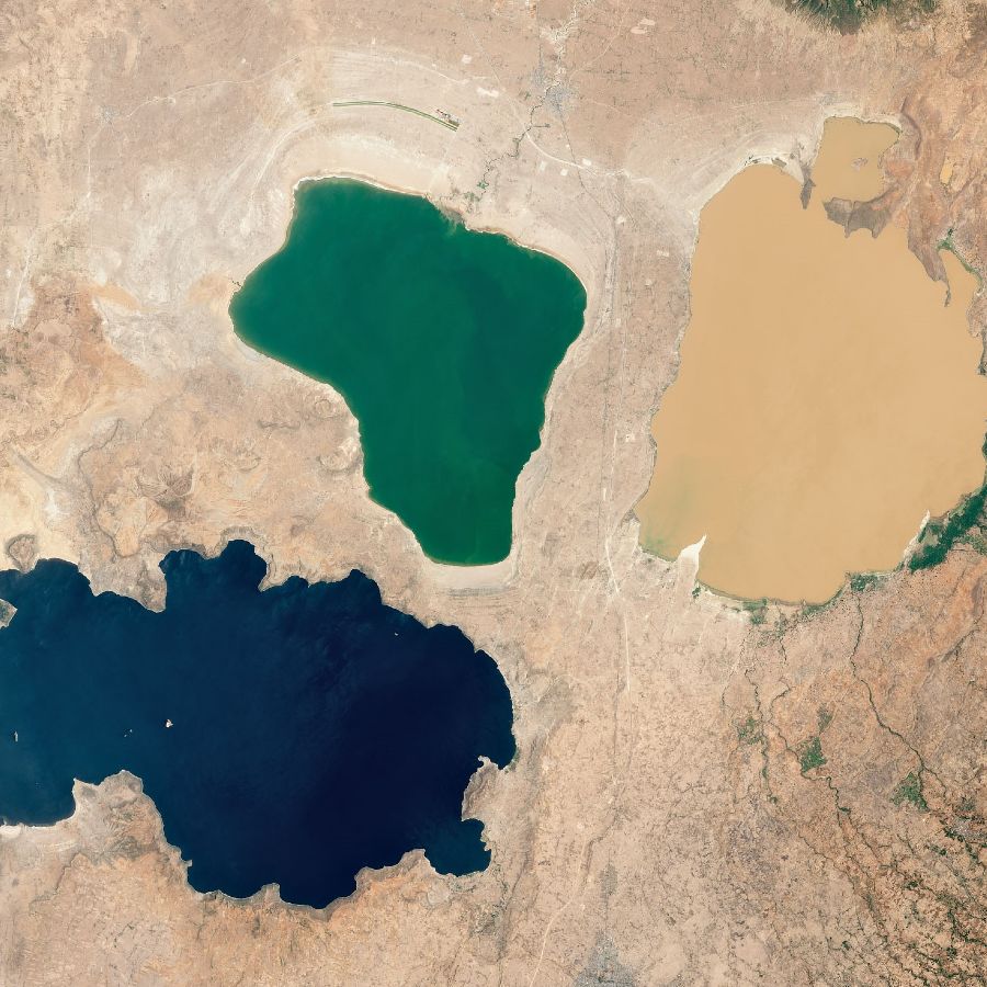 灼熱のアフリカ Earth from space: Trio of multicolor lakes look otherworldly in