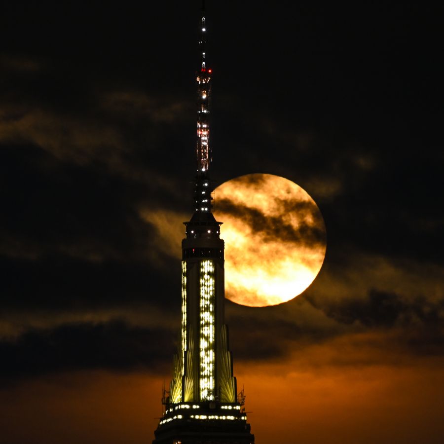 Pass Over Rising Sun, Setting Moon 各1枚 1,819 Sun Moon Rising Stock Photos - Free & Royalty-Free