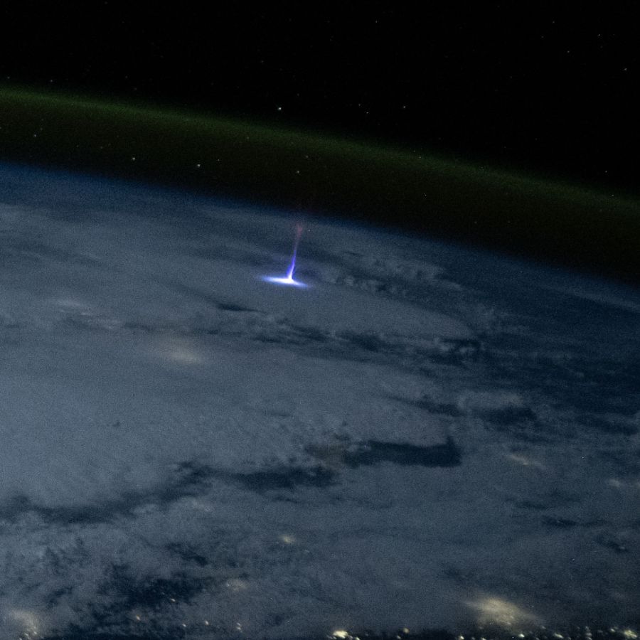 E.G.11北風と太陽FlowerFTHE RAMPAGE Lightning Spectacular photo taken from ISS shows 'gigantic jet' of