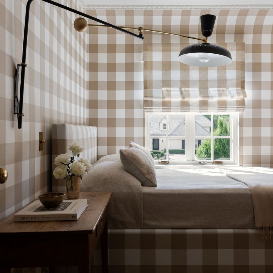 How to Organize Small Bedroom With Queen Bed: Smart Space Hacks