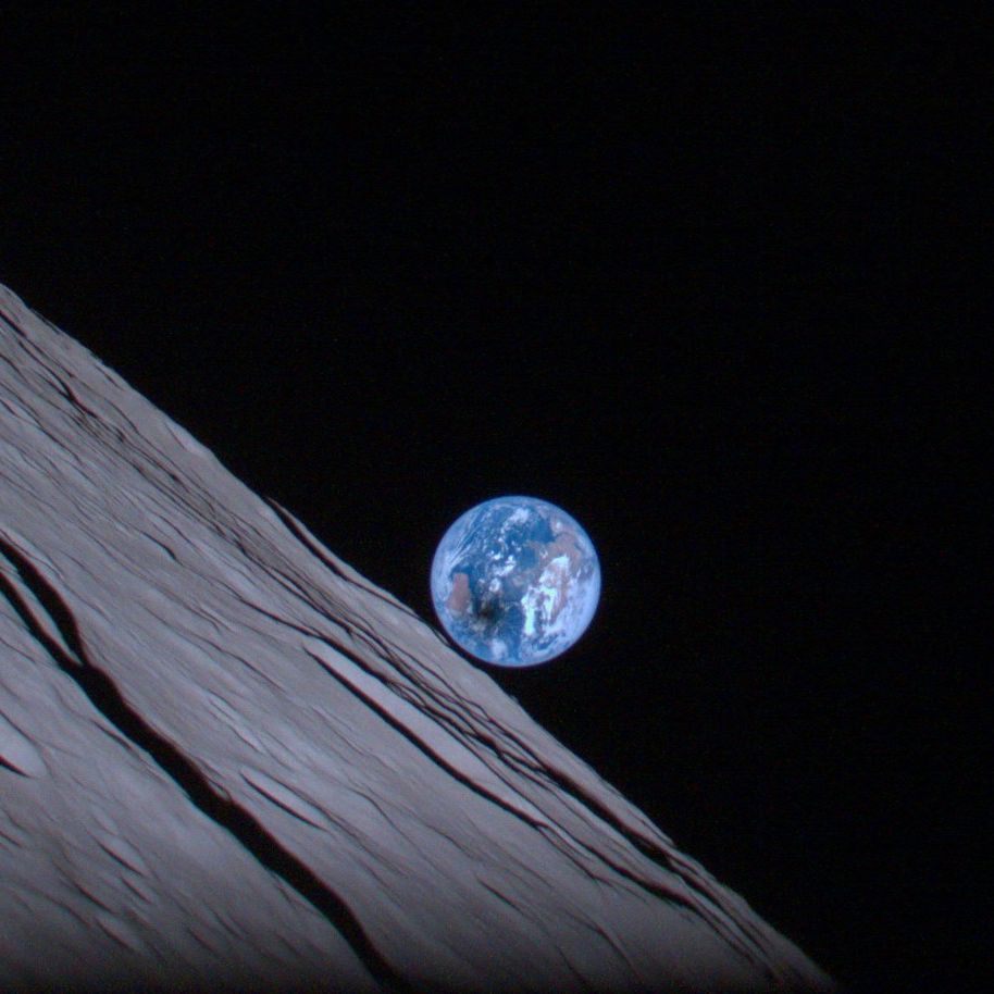 Moments before dying, Japan's lunar lander snaps glorious