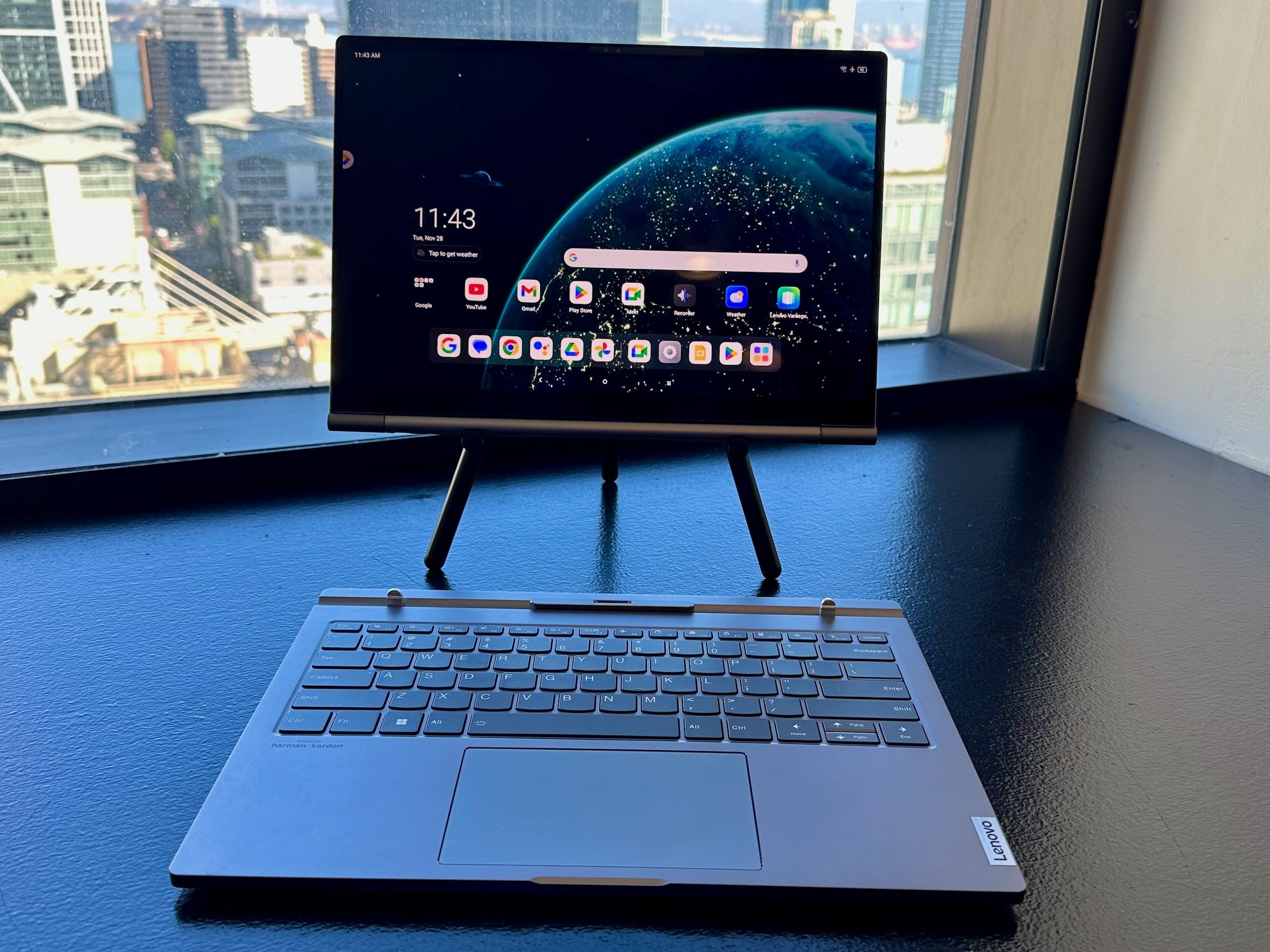 Lenovo combined a Windows laptop and Android tablet into one epic