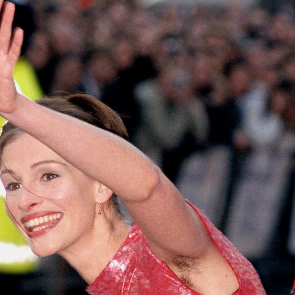julia roberts red dress armpit hair I was 13 when Julia Roberts attended the Notting Hill premiere and on waving to the crowds, revealed hairy armpits under her red sparkly dress. Today, almost 27 years later, there are