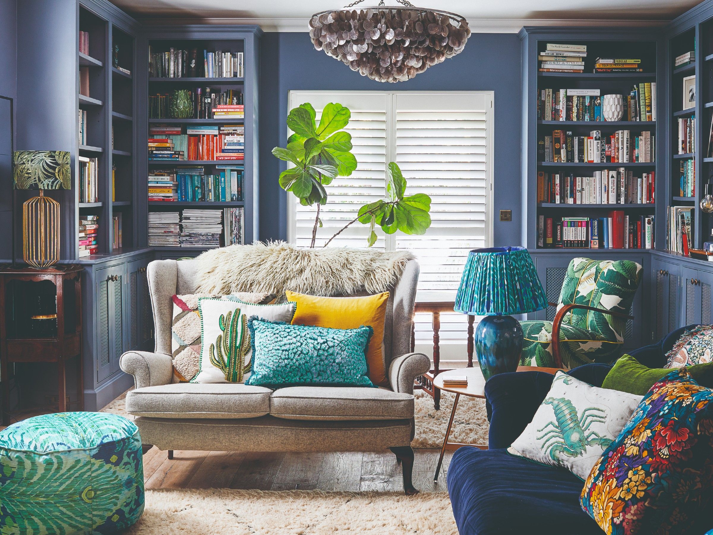 How to Decorate a Living Room With Dark Blue Sofas: Stunning Ideas