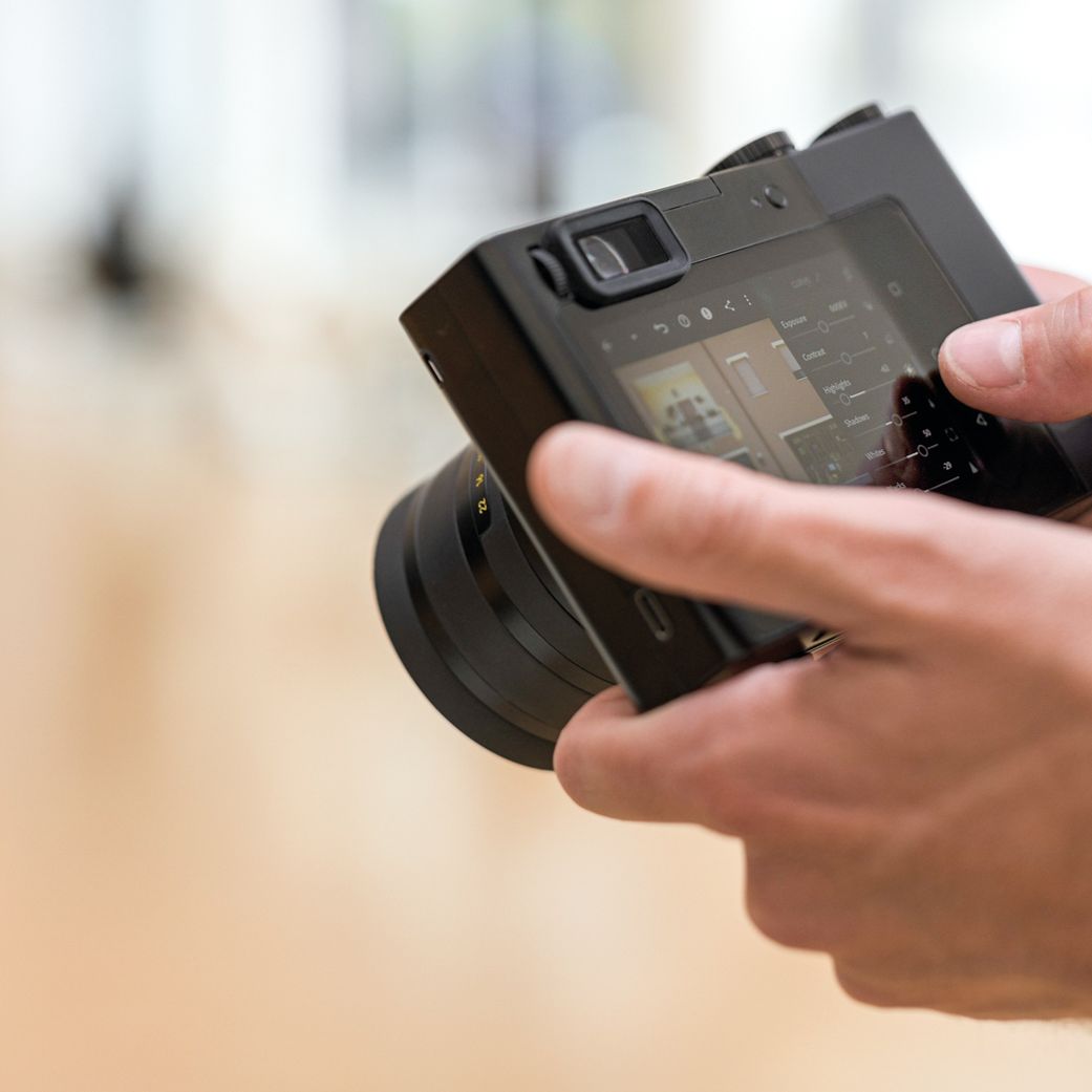 This is what photos from a $6000 compact camera look like