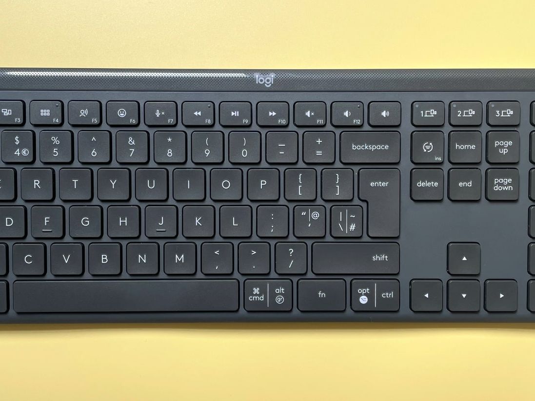 Signature Slim Keyboard K950 ( u.s 配列) 洗練されたデザインのスリムなフルサイズキーボード「K950」を発売