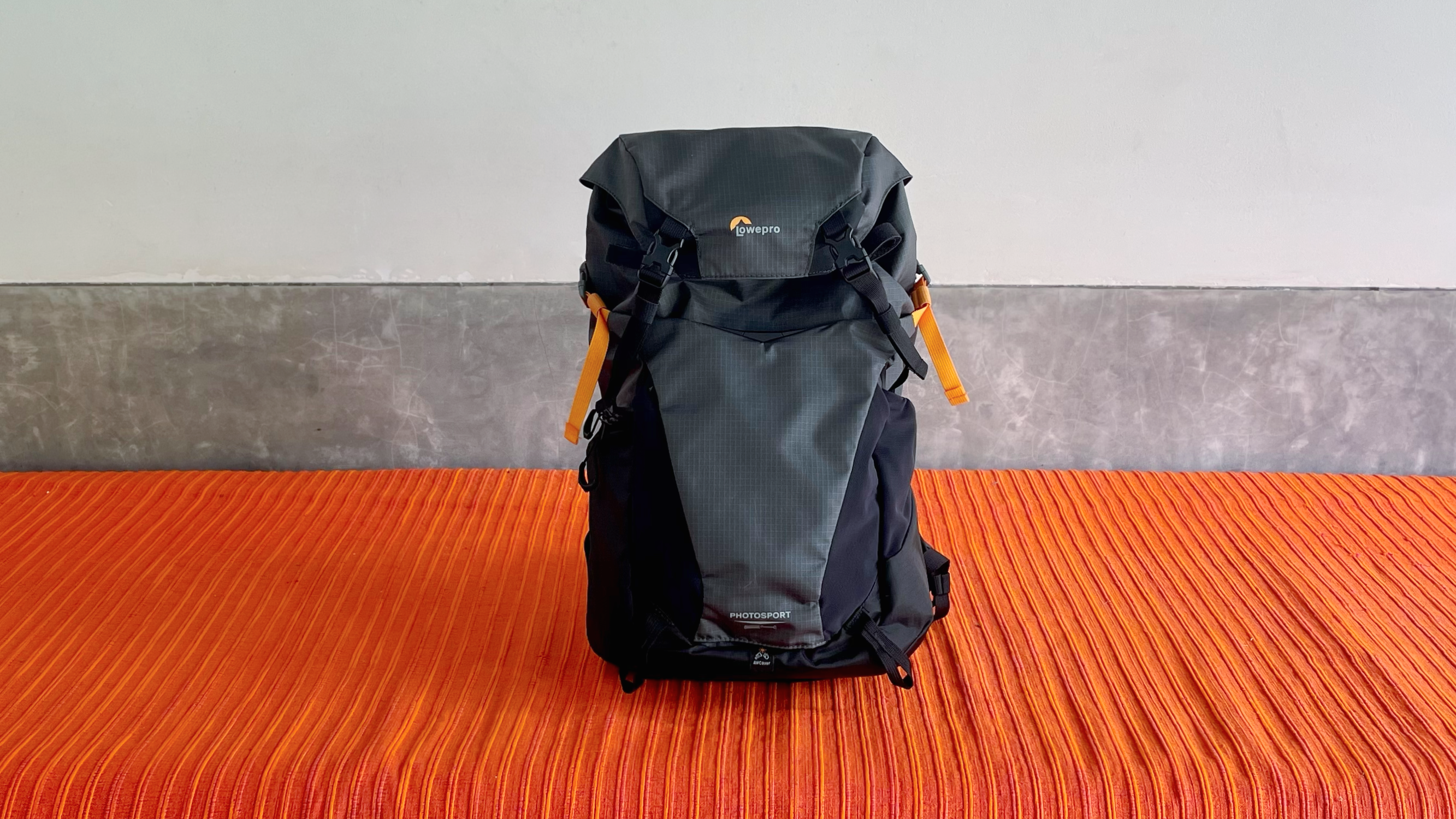 ロープロ　フォトスポーツ　BP 24l AW Ⅲ　グレー Amazon.com: Lowepro PhotoSport BP 24L AW III, Hiking Camera