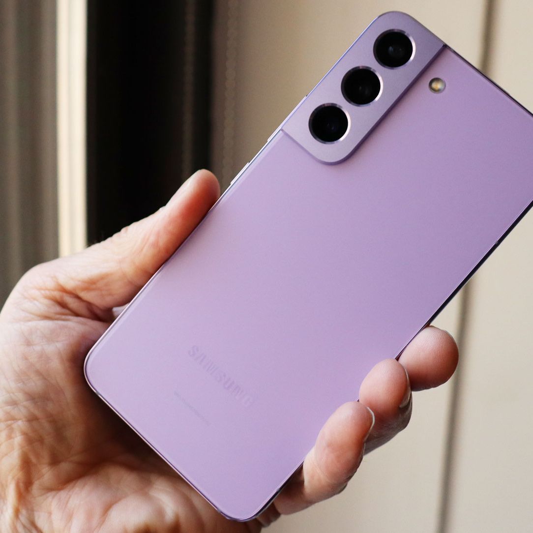 Samsung Galaxy S22 purple in-hand pictures: you're going to love
