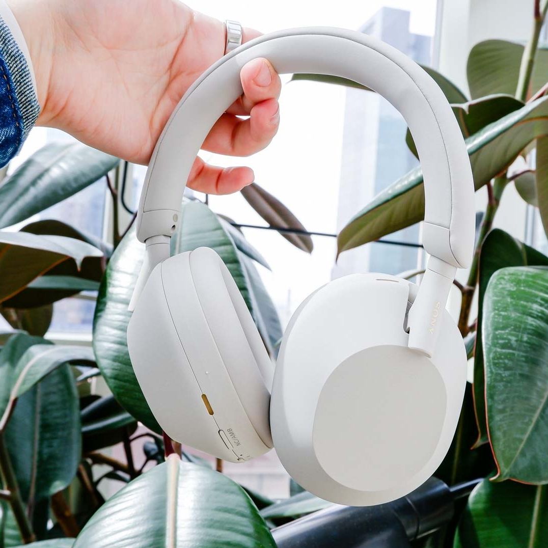 I wore the Sony WH-1000XM5 headphones on a 13-hour flight — and it