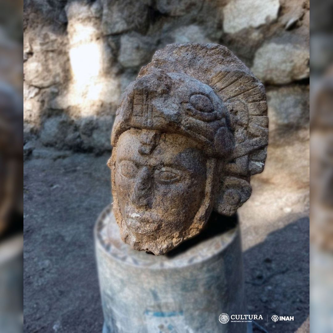 マヤ戦士像　石製 Maya warrior statue with serpent helmet discovered at Chichén Itzá
