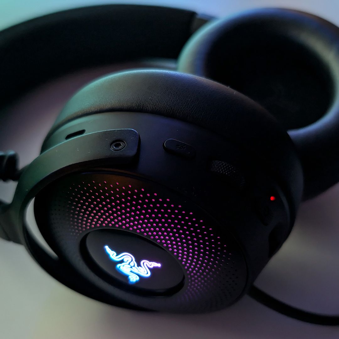 Razer Kraken V4 Pro ＆ BASE STATION V2 CH Buy Razer Kraken V4 Pro + Base Station V2 Chroma Bundle
