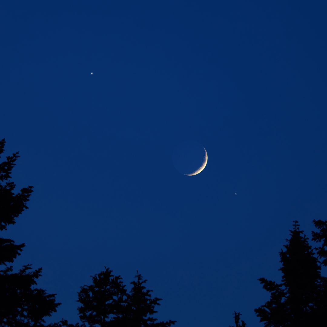 See a razor-thin crescent moon shine with Saturn after sunset on