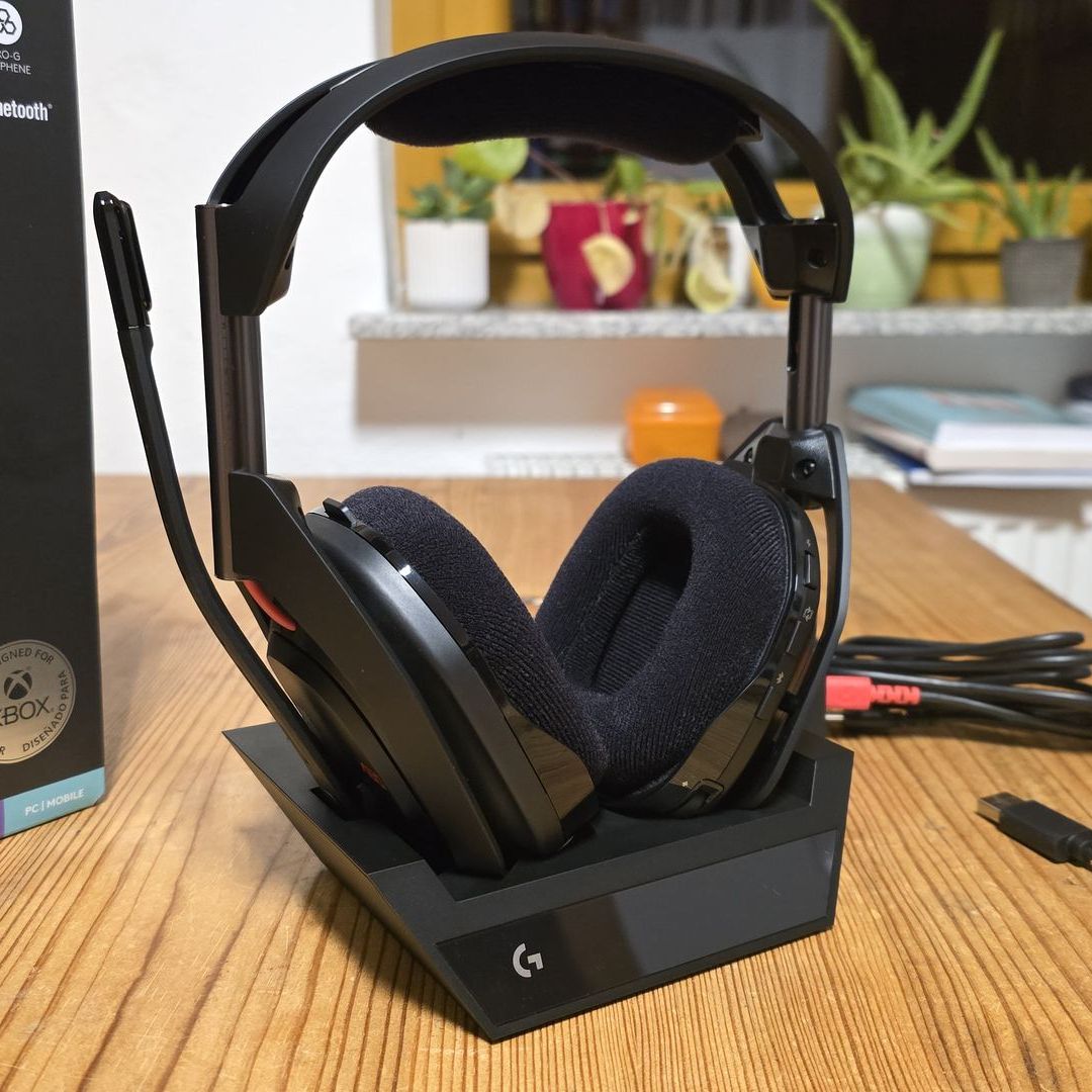 ASTRO A50 (GEN 5) ホワイト A50WL-003-WH A50 Wireless Gaming Headset + Base Station with PLAYSYNC