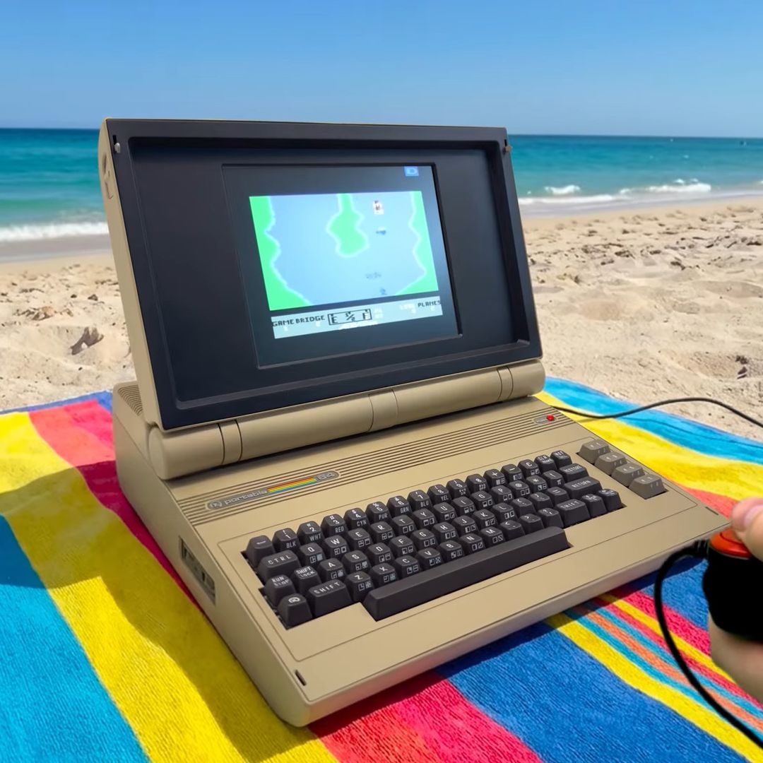 オーダーメイドパソコン This scratch-built, period-correct Portable Commodore 64 is a love