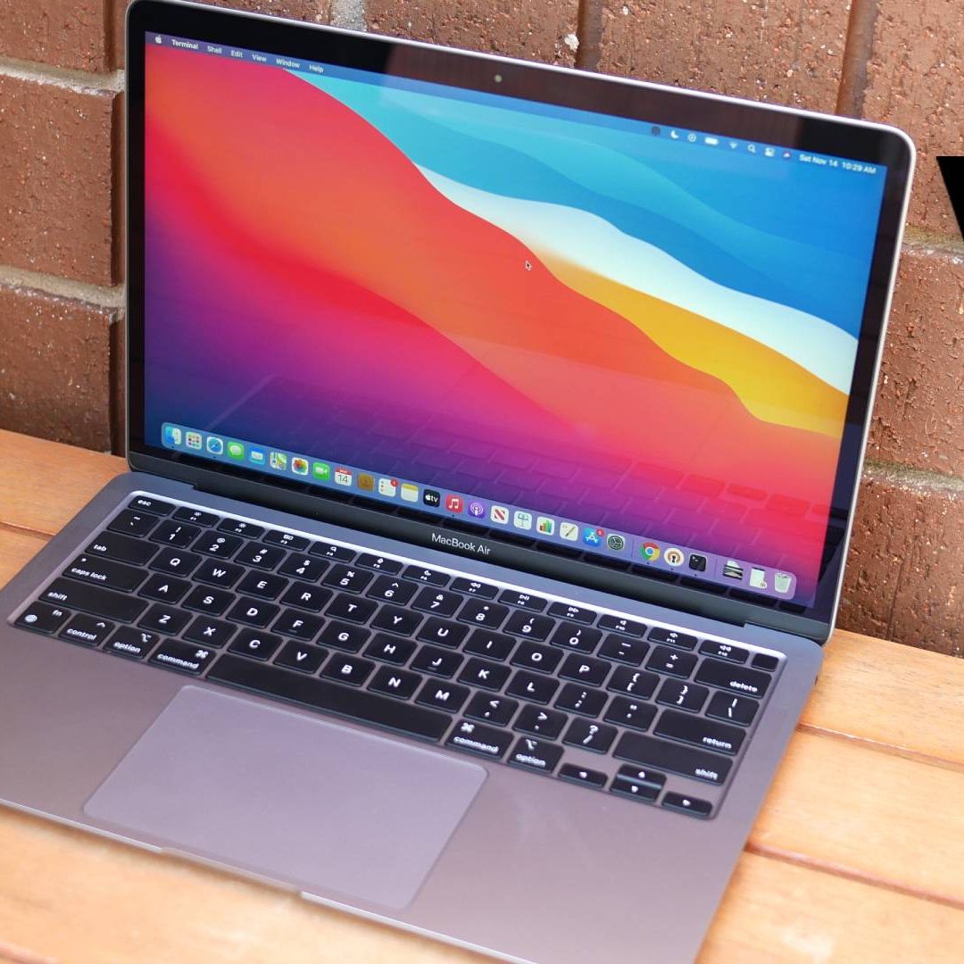 MacBook Air with Apple M1 chip returns to record low price of $899