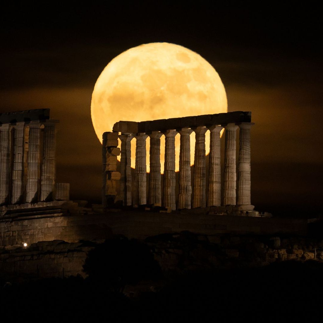 May's Blue Moon wows stargazers worldwide — see these stunning