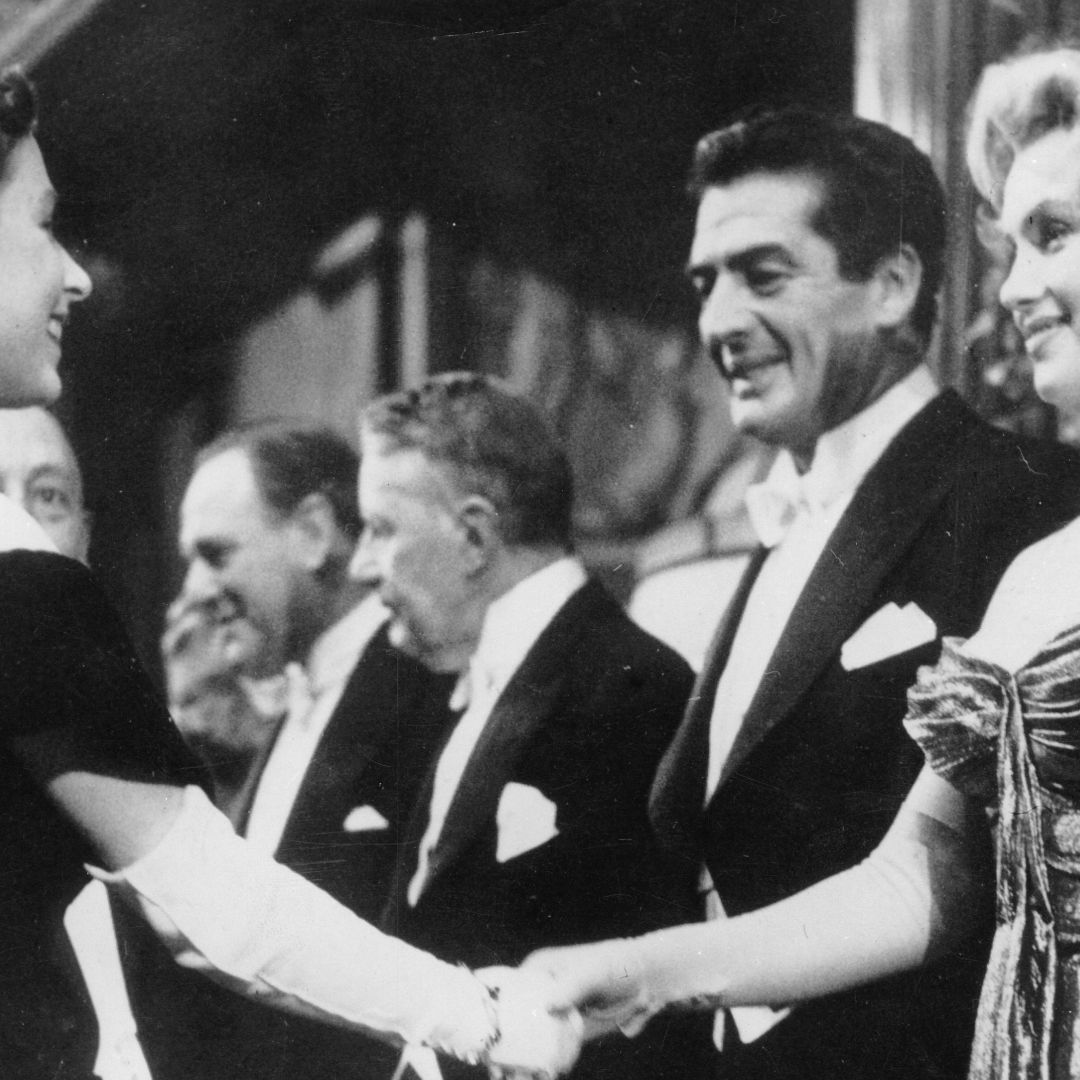 marilyn monroe meeting the queen low cut dress Marilyn Monroe and Queen Elizabeth: The Iconic Meeting