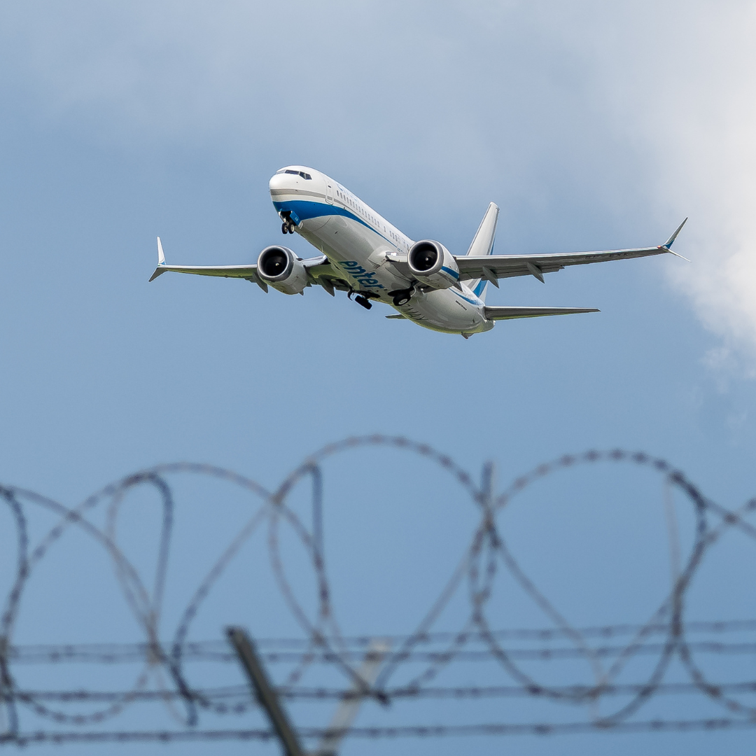 Уязвимость Boeing 737: крошечное устройство позволяет вмешиваться в работу бортового компьютера