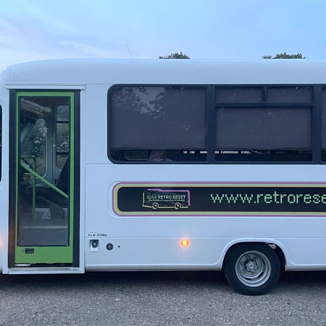  quest 64GBVR初代 Converted school bus turned into mobile retro computing