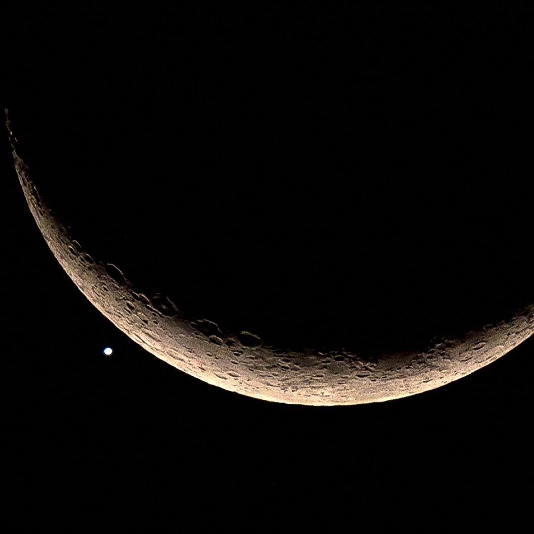 その他 crescent moon See the crescent moon take flight with Venus in the predawn sky on