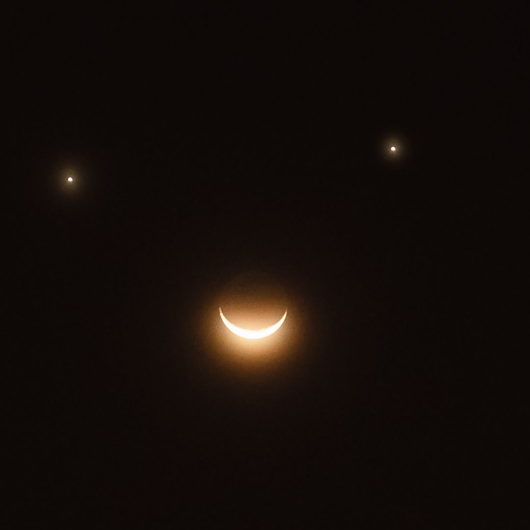 Smiley face' conjunction: How to see the moon and two planets form